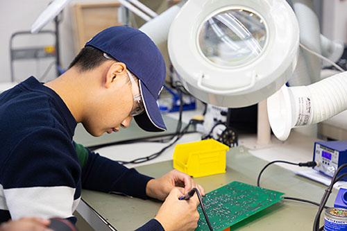 生物醫學技術學生從事電子產品